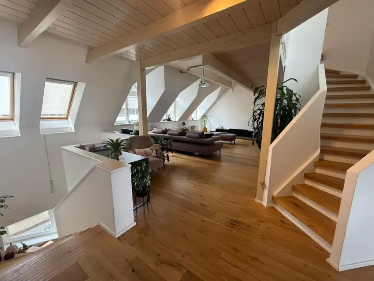 Traumhafte Penthousewohnung mit ruhigen Innenfhofgarten und privater Garage