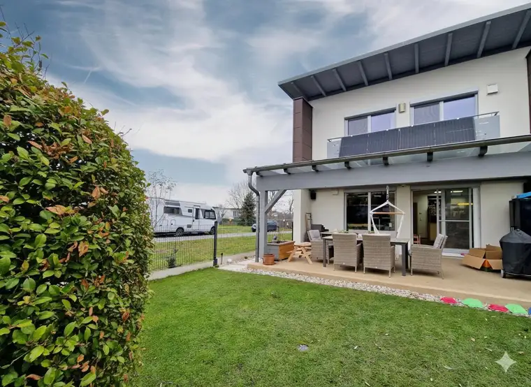 Familientraum in Feldkirchen: Hochwertiges Eckreihenhaus mit Keller, Garten &amp; Fernwärme