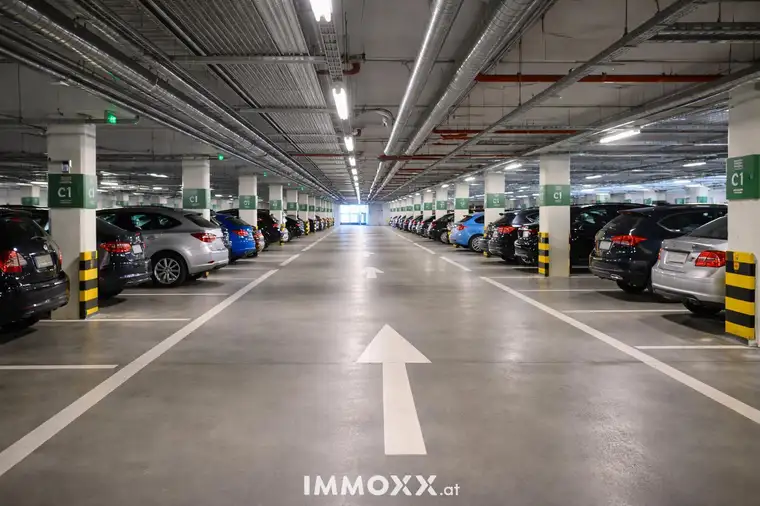 Seltene Investmentopportunität – großvolumige Hochgarage mit stabilem Cashflow und Entwicklungspotenzial