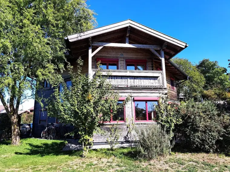 Modernes Einfamilien-Holzblockhaus
