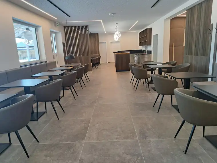 Neues Gastlokal mit Terrasse am Wallersee