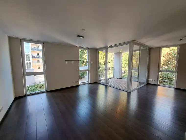 Moderne 3-Zimmer-Wohnung mit Loggia u. TG-Platz
