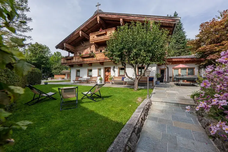 Traditionelles 300 Jahre altes Bauernhaus – Zimmer- und Appartementvermietung direkt im Dorfzentrum