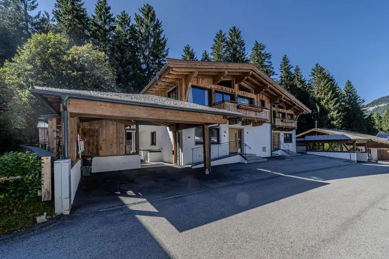 Chalet mit Outdoor-Pool in sehr ruhiger Lage