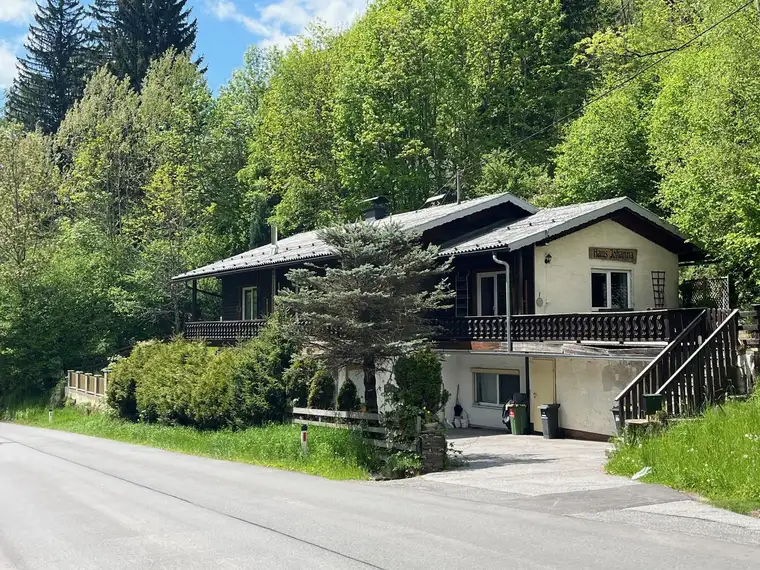 HAUS mit zwei getrennten WOHNUNGEN