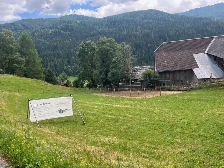 1000 m2 Grundstück mit eingereichtem Bauprojekt ( 3 Wohnung + 269 m2 Lagerhalle))
