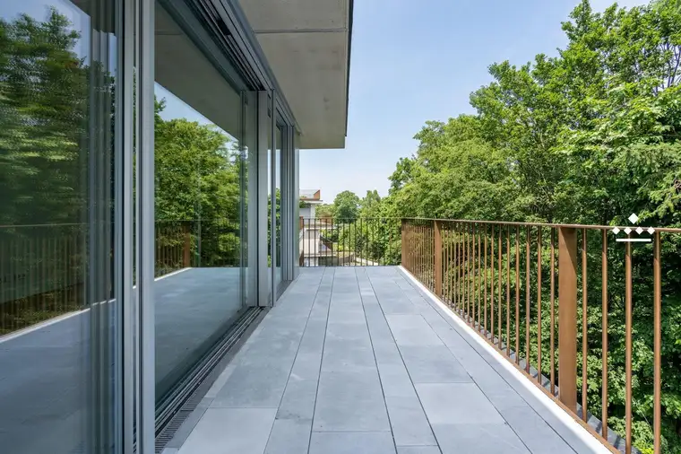 CHIPPERFIELD APARTMENTS: Erstbezugsapartment mit Freifläche im Grünen