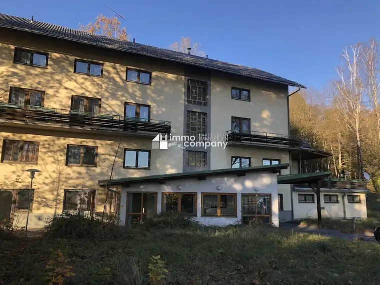 Ehemaliges Hotel in Thermennähe wartet auf Wiederbelebung durch Sie