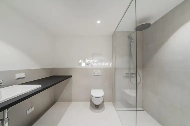 Schöne und moderne Wohnung mit eigenem Garten und Terrasse! 15. Bezirk. U3 und U6!