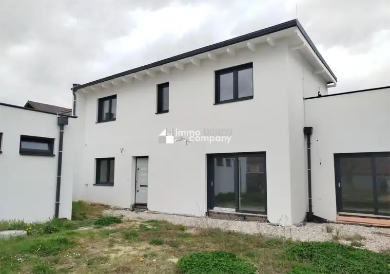 Moderne Doppelhaushälfte in Sigleß: Erstbezug mit Garten und Garage