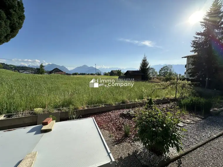 Idyllisches Haus, inmitten der Natur, traumhafter Blick auf die umliegenden Berge, Naturwiese direkt vor dem weitläufigen Grundstücksareal, Sonne von Früh bis zum späten Sonnenuntergang, Erholungsgebiet, als Ferienhaus ebenso bestens geeignet.