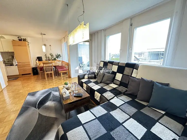 4-Zimmer-Maisonette-Wohnung auf zwei Etagen (1. OG + DG) in Frastanz, modernes, tolles Badezimmer, 2 sehr gut beleuchtete Tiefgaragenplätze, einmaliger Ausblick vom Balkon auf die umliegende Bergwelt.