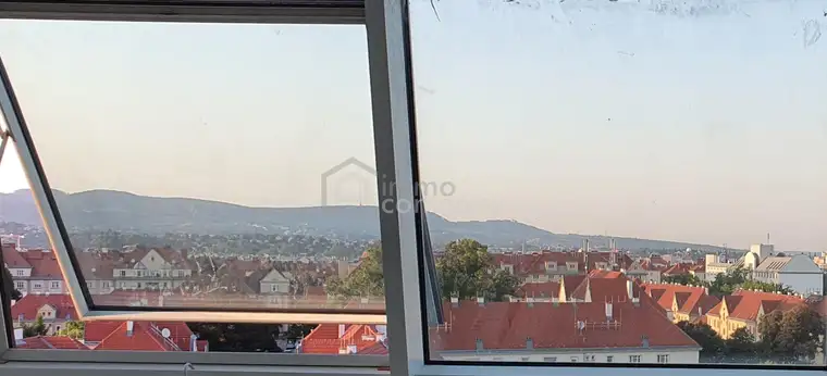 Helle Altbauwohnung mit Balkon, Lift und traumhaftem Fernblick – nur €240.000