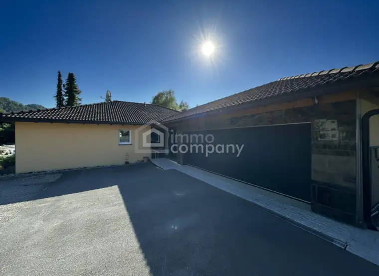 Unschlagbares Top-Angebot ! Luxuriöser Bungalow mit hochwertiger Ausstattung, Hohenems, zentrumsnah, sehr geräumige Dreier-Garage mit Fernbedienung, viel Grundstücksfläche, Gartenanlage, mit Terrasse, sehr gute Privat-Parksituation, Ruhelage, Sackgasse.