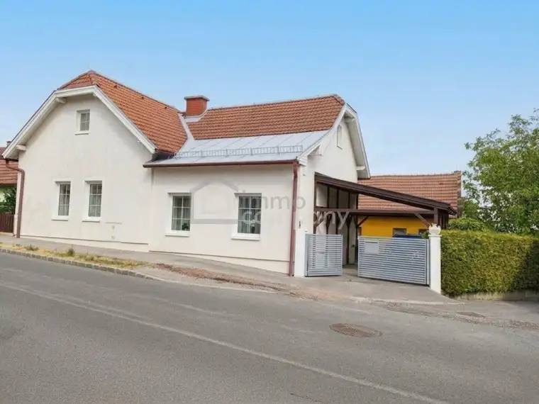 Einfamilienhaus mit Pool, Sauna und Nebengebäude