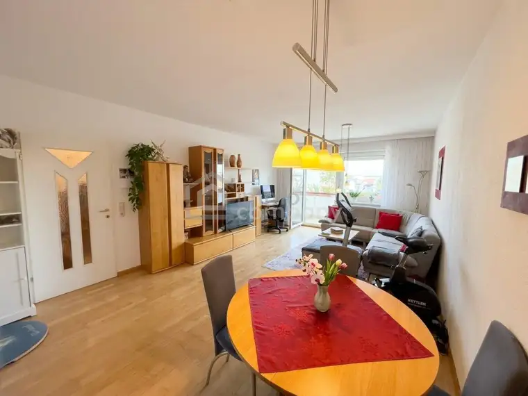 Geräumige Wohnung mit Tiefgaragenstellplatz &amp; unverbautem Balkonblick