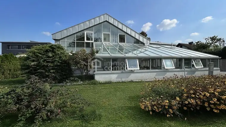 Sehr großes Einfamilienhaus mit Hallenbad/Schwimmbad, Massage-Badewannen, für eine größere Familie oder Paare, die sehr viel Bewegungsspielraum lieben.