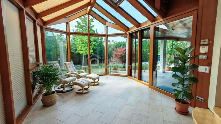 Sensationelles Einfamilienhaus - 1000m² Grund, Wintergarten, Pool, Garage