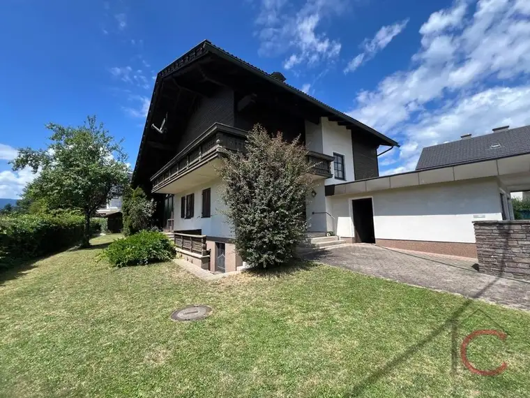 Großes, solides Wohnhaus mit Garage in Landskron