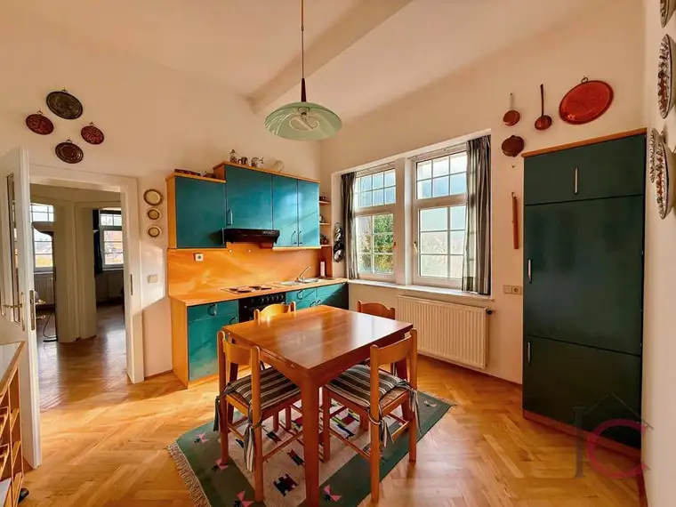 Teilrenovierte 3-Zi.-Altbauwohnung in Stilvilla, Nähe Ossiacher See