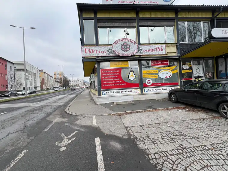 * TOP Gelegenheit: Großzügige Küchenfläche inkl. Parkplätze *