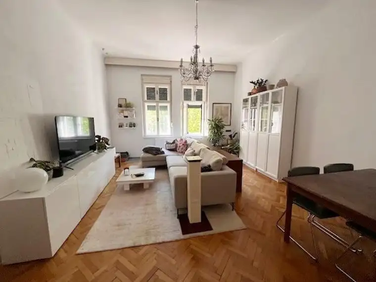 * Top Altbauwohnung am Schillerplatz! *