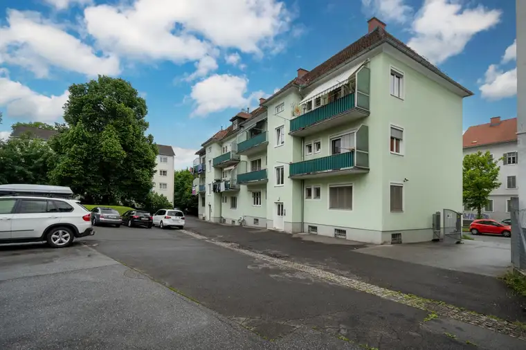 * Zentraler Neubau in Topzustand mit Balkon &amp; Parkplatz! *