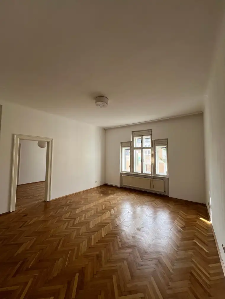 * Schillerplatz: Top 3 Zimmer Altbau - großzügig geschnitten und mit Balkon ins Grüne *
