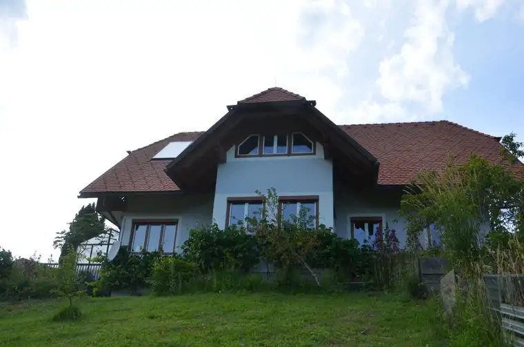 Sonniges Refugium mit Weitblick: Modernisiertes Landhaus mit Einliegerwohnung nahe Bad Schwanberg