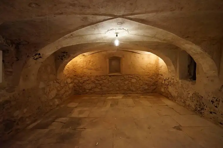 Historischer, renovierter Keller mit eigenem Außeneingang!