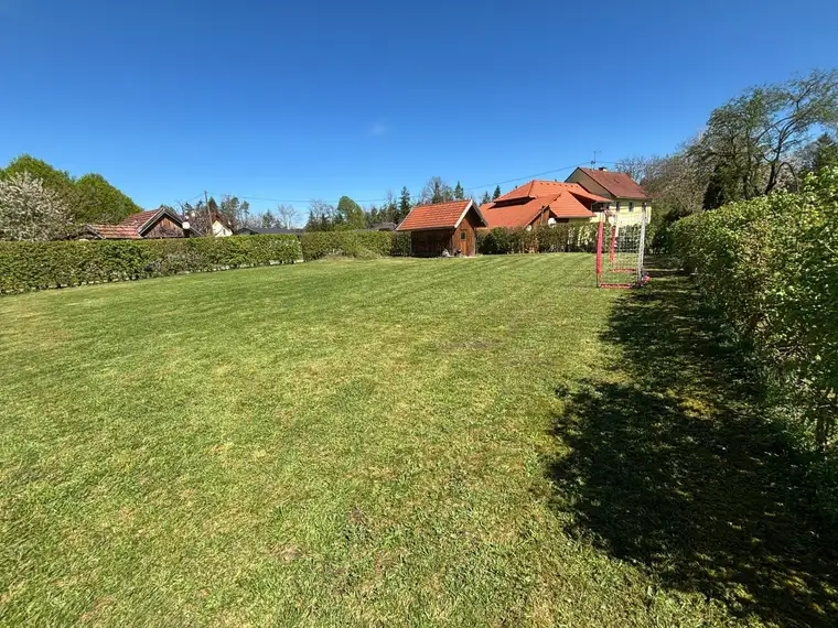 SEHR SCHÖNES Grundstück für IHR TRAUMHAUS - EBEN - SONNIG - RUHIG - RASCH auf der Autobahn !