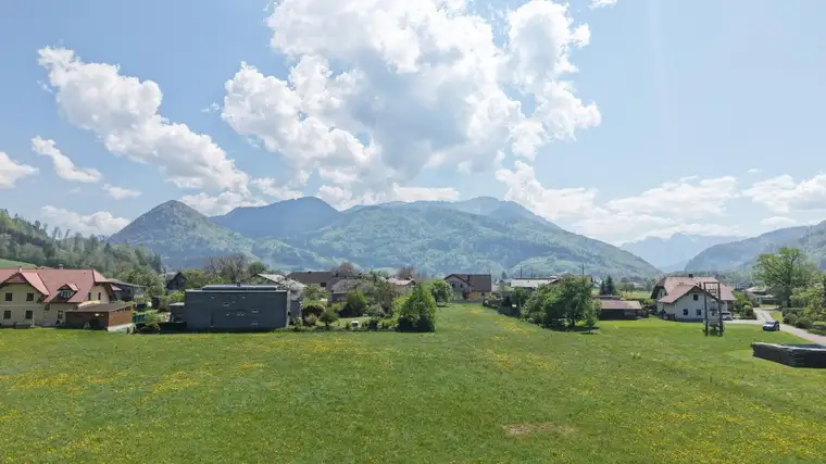 1.000 m² Bauland mit anschließender großer Wiese - ALLES SONNIG und EBEN mit HERRLICHEM AUSBLICK !