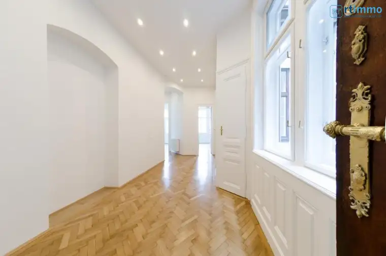 RARITÄT: 2 ZIMMER - BALKONWOHNUNG IM WUNDERSCHÖNEN STILALTBAU