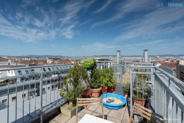 NEUER PREIS: PERFEKTER BLICK ÜBER WIEN - GEMÜTLICHE 6 ZIMMER DACHGESCHOSSWOHNUNG AUF ZWEI EBENEN mit schöner DACHTERRASSE