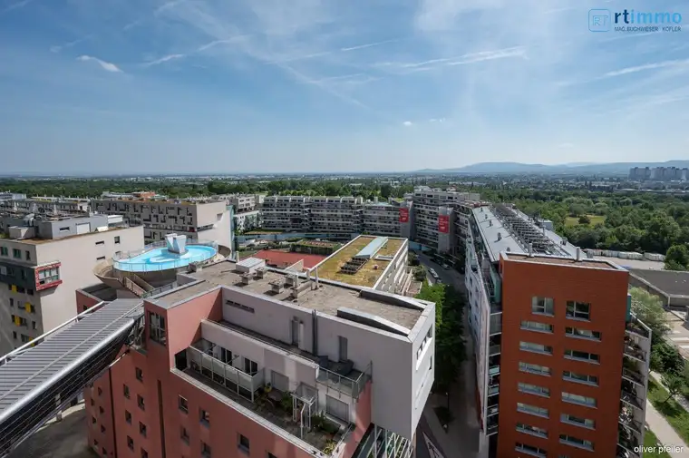 Himmelblau überall, 104m² mit über 23m² Freifläche auf 3,5 Zimmern. Atemberaubender Ausblick soweit das Auge reicht!