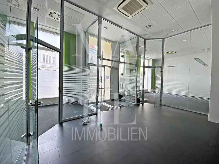 Praxis, Büro, Geschäftsfläche mit barrierefreiem Eingang und Klimaanlage auf 2 Ebenen
