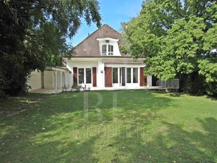 Villa mit rund 1.400 m² Garten und Garage - tlw. SANIERT