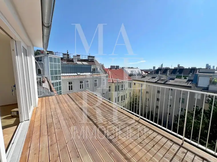 ERSTBEZUG! helle, klimatisierte Dachgeschoßwohnung mit großer Terrasse