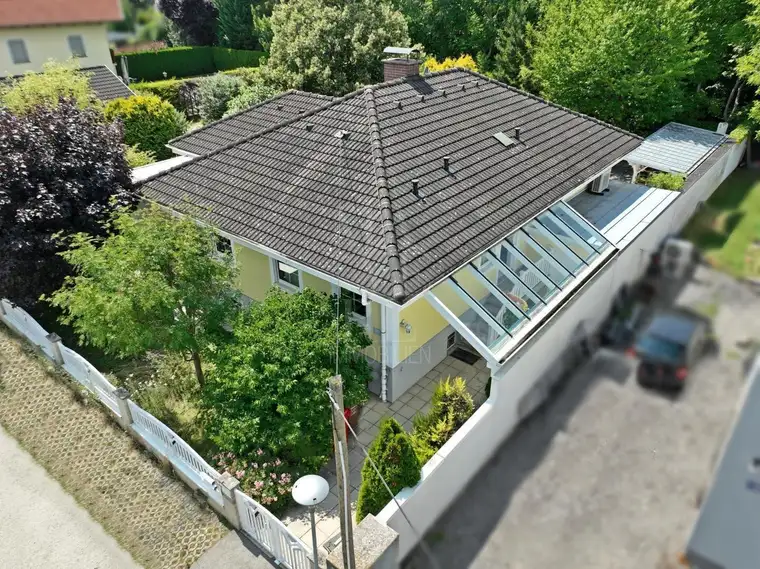 Einfamilienhaus mit Luftwärmepumpe, Pool und Garagen - ZENTRALE GRÜN-RUHELAGE