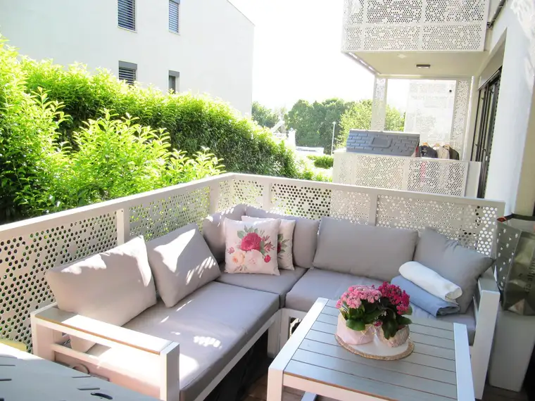 Zauberhafte 60 m² Terrassenwohnung mit kleinem Garten - Baujahr 2021 - inkl. Tiefgaragenplatz