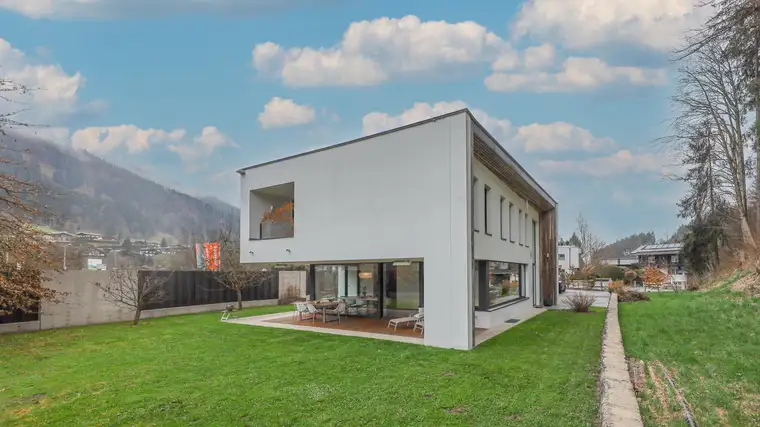 Moderne Architektenvilla mit höchster Privatsphäre