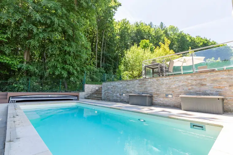 Klosterneuburg-Kierling: Moderne Villa am Waldrand mit traumhaftem Fernblick
