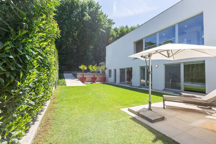 Klosterneuburg-Kierling: Moderne Villa am Waldrand mit traumhaftem Fernblick