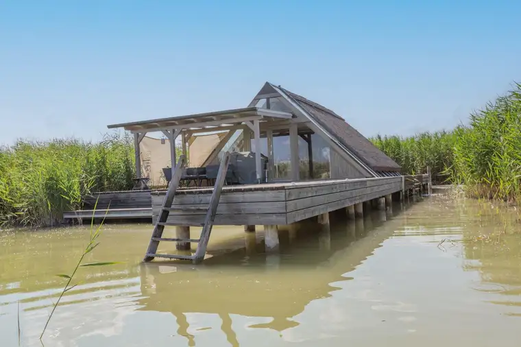 Neu adaptierte Spitzhütte in Toplage am offenen See
