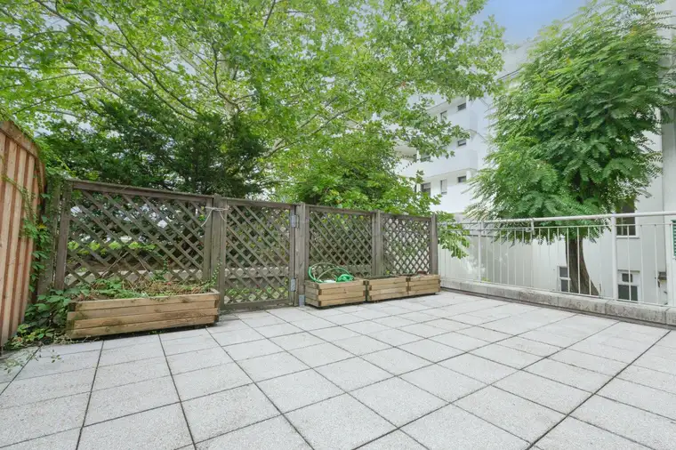 Großzügige 3-Zimmer-Wohnung mit 33 m² Terrasse und Tiefgaragenplatz