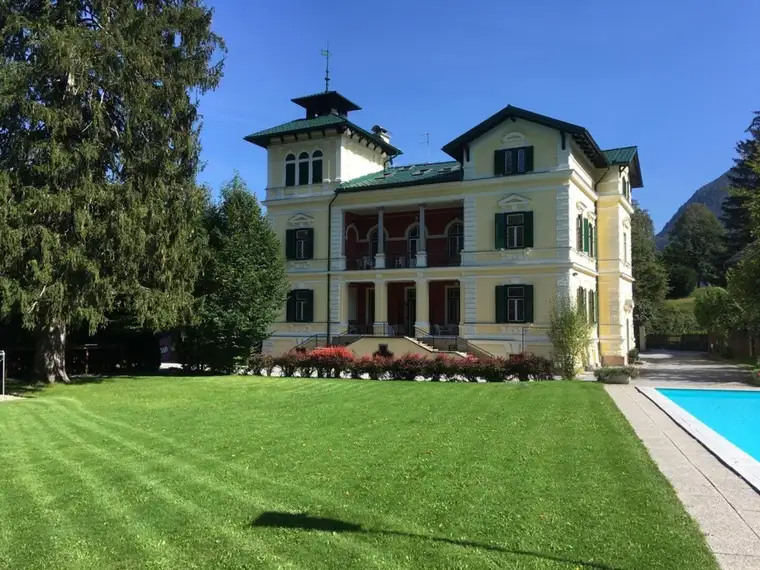 IM KAISERLICHEN STIL: SCHLOSSARTIGE VILLA IM SALZKAMMERGUT