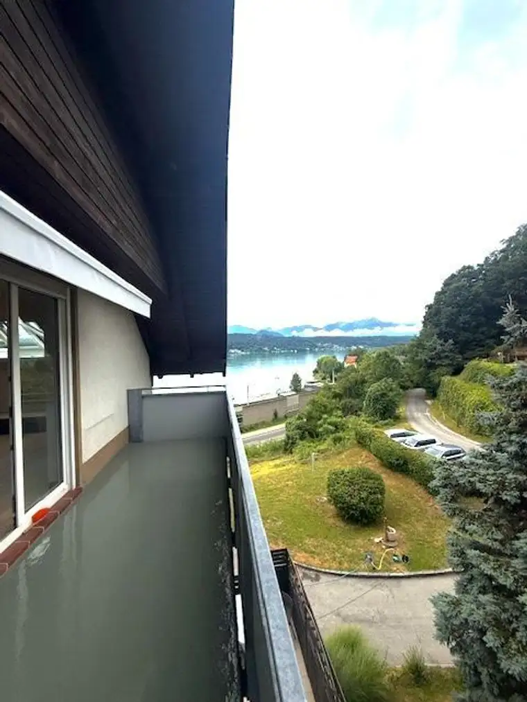 Neu adaptierte Dachgeschosswohnung bei Pörtschach am Wörthersee mit Seeblick!