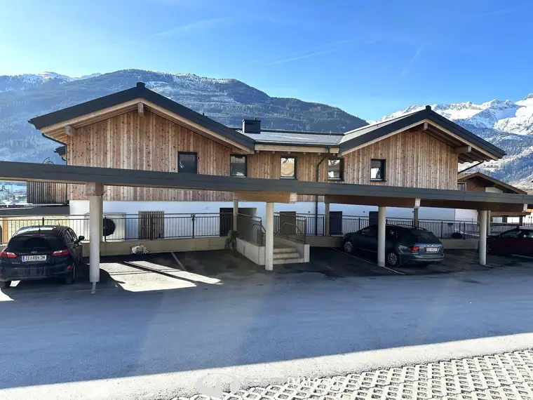 5723 Uttendorf; neuwertige Dachgeschoß Wohnung, ca. 71m², großer Balkon, Weitblick, Carport, Freistellplatz, Lift im Haus