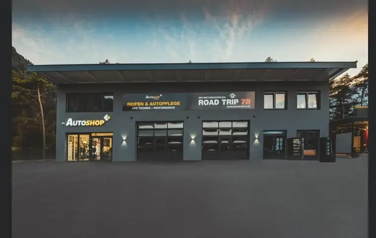Gesamte Halle mit Büro/ Verkaufsraum und Lager