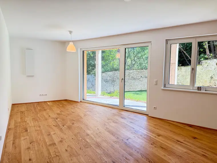 Wohnen am Schlosspark: Neubau 3-Zimmer Wohnung mit Garten